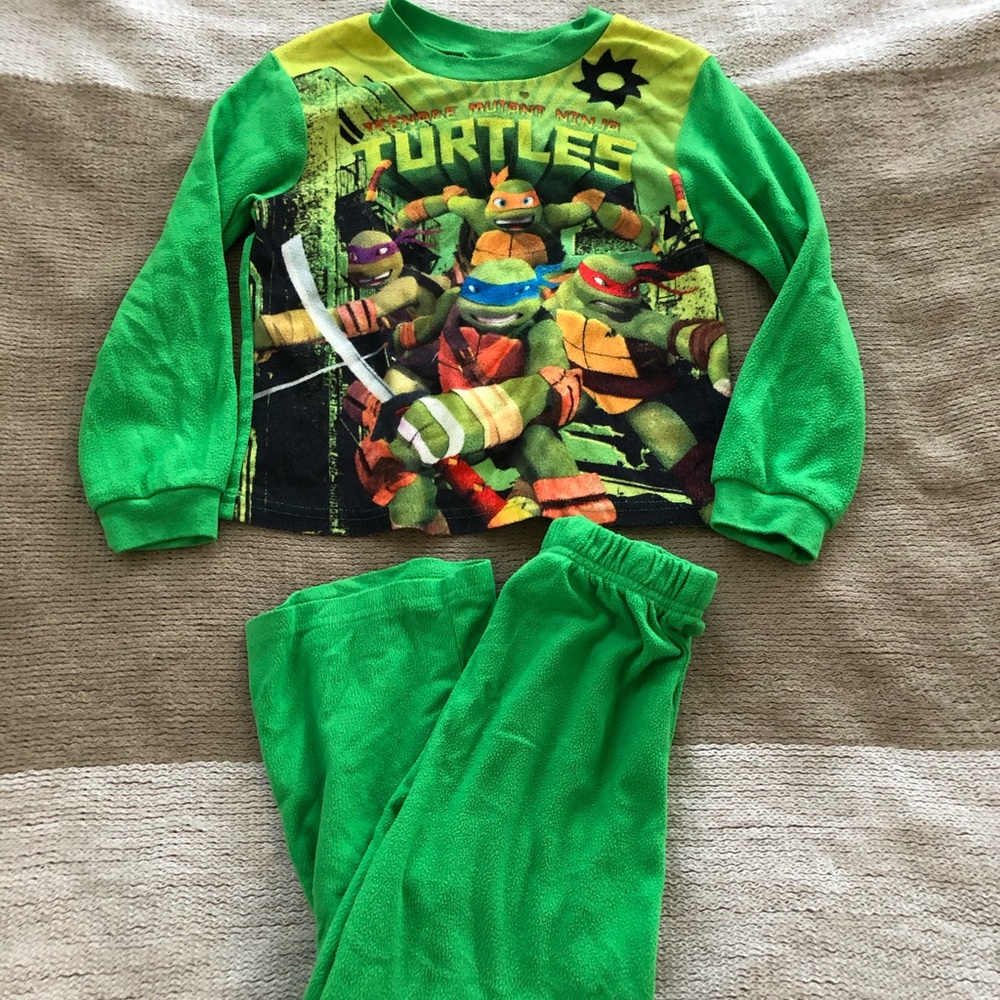 Nickelodeon TMT pj’s Size 6/7